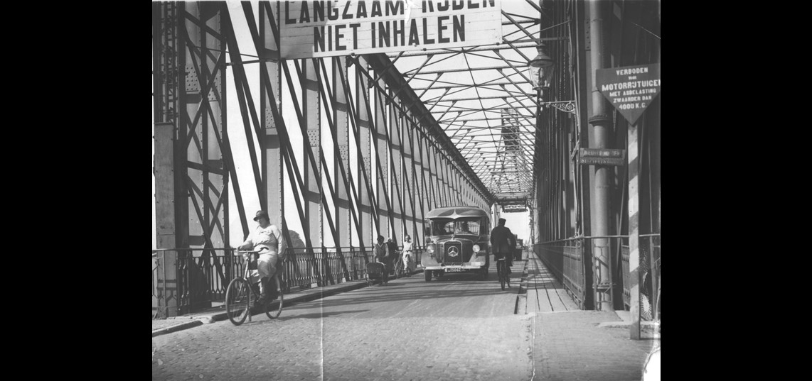 Drukte op de IJsselbrug kort voor 1936
